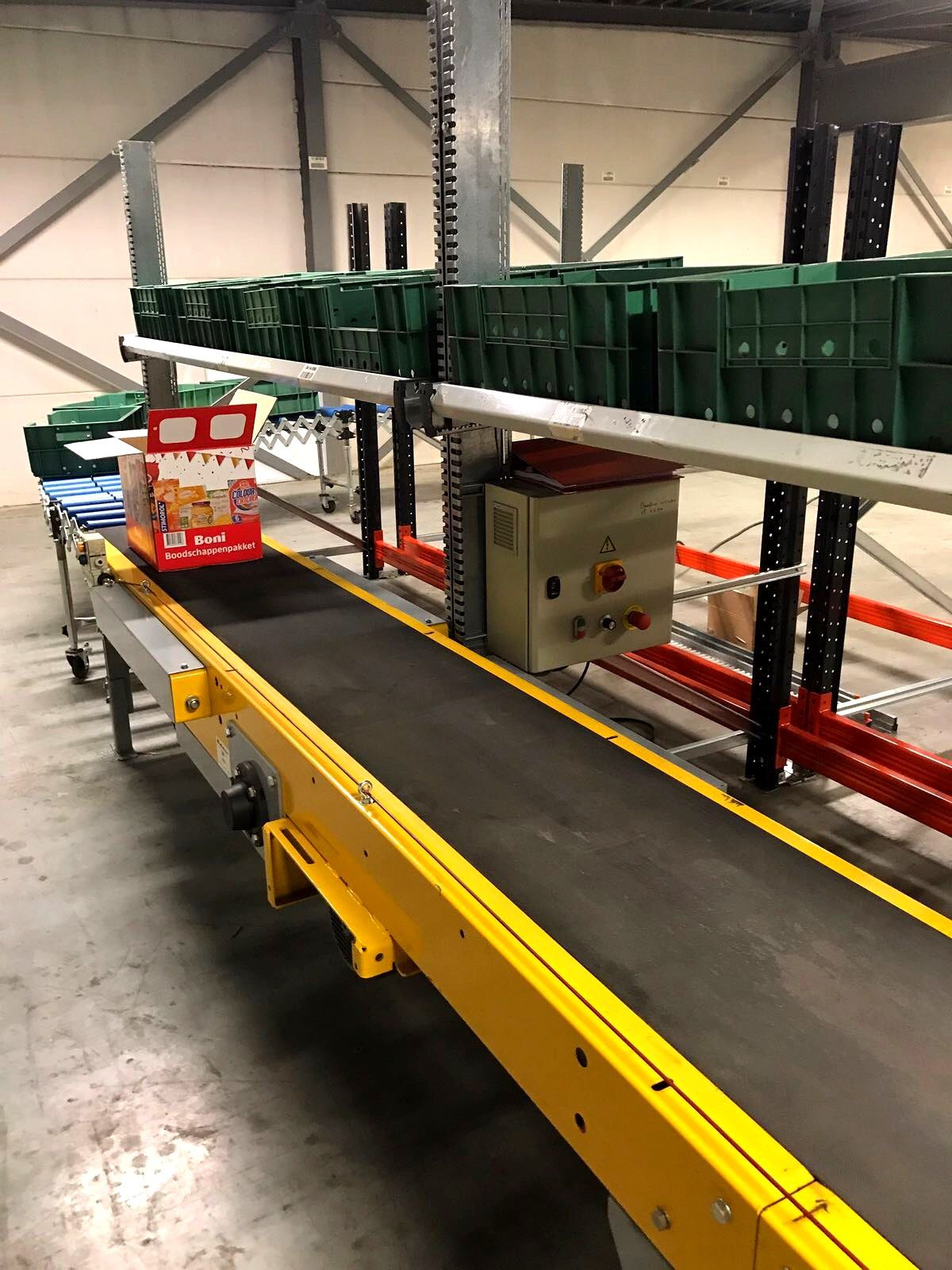 Rollenbaan met transportband