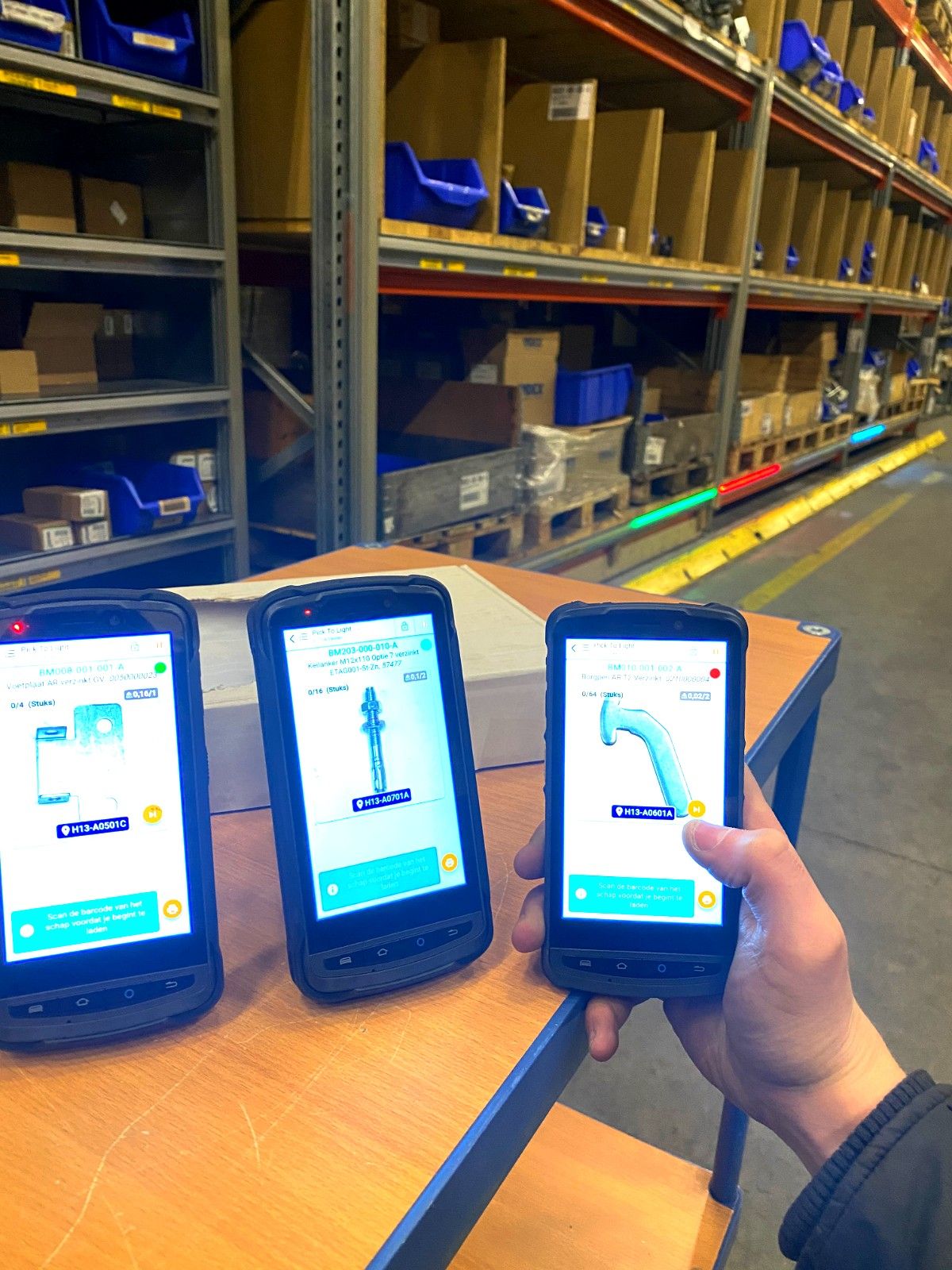 De ledstrip op de achtergrond hoort bij het pick-to-light-systeem Pick-app op handterminals