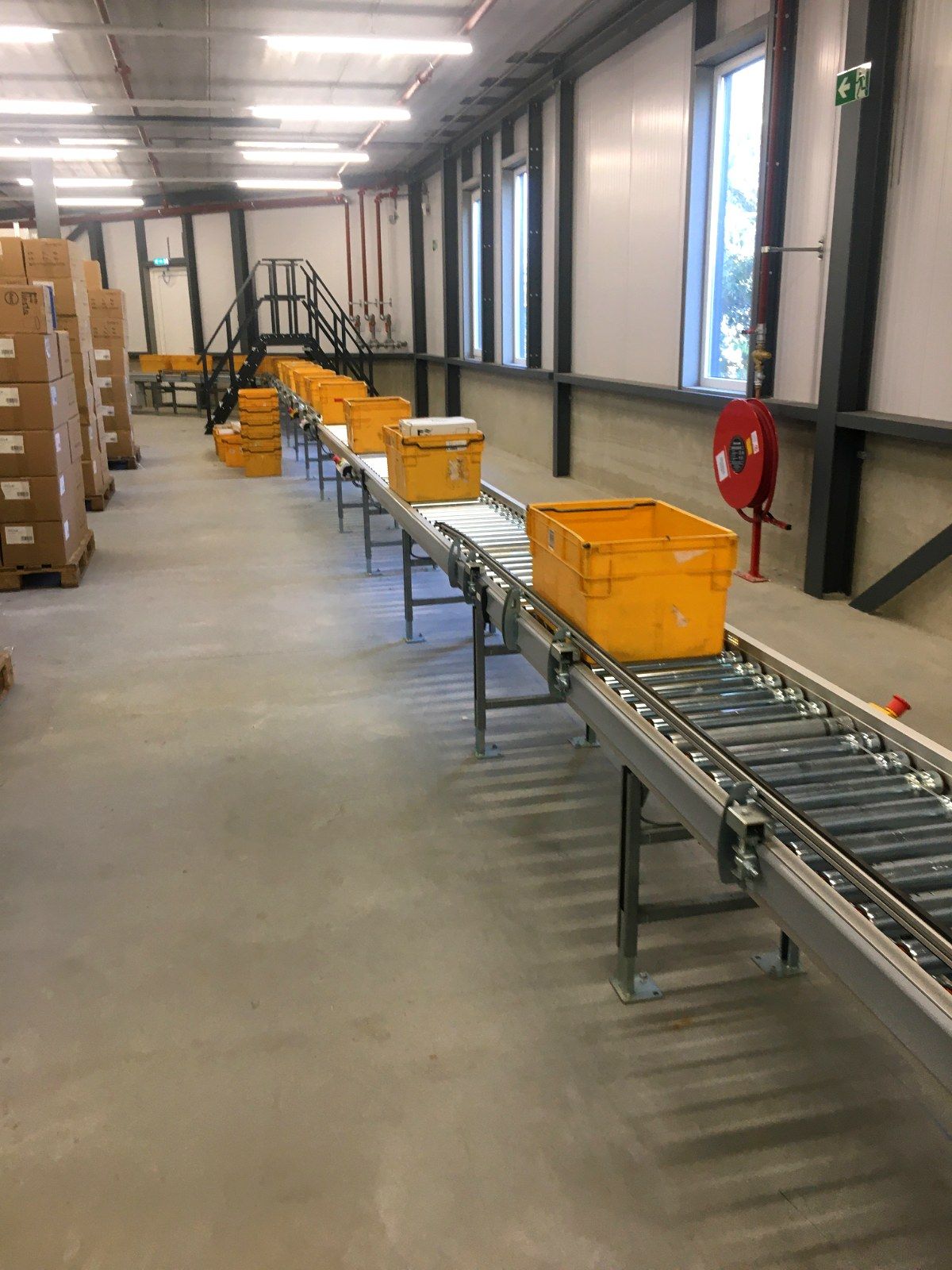 Transportbaan met kratten