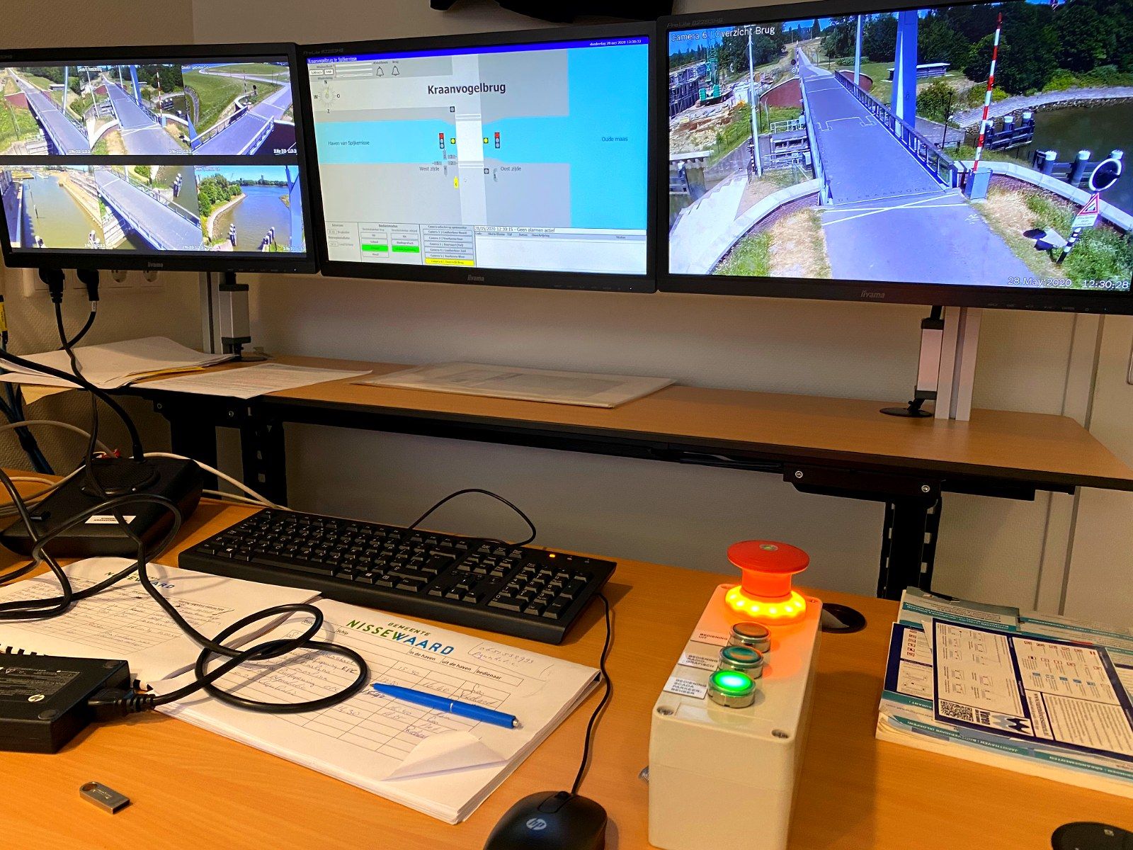 Bediendesk met schermen